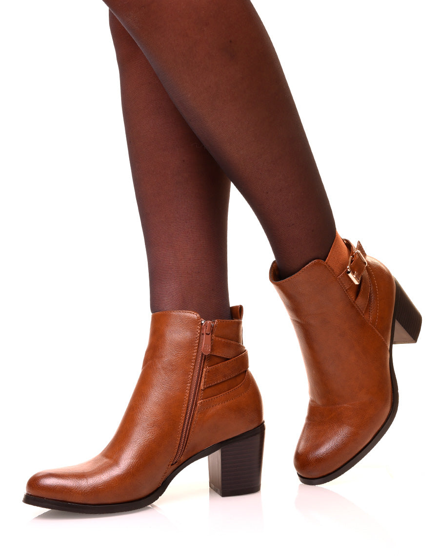 Bottines camel à talons carrés et à sangle