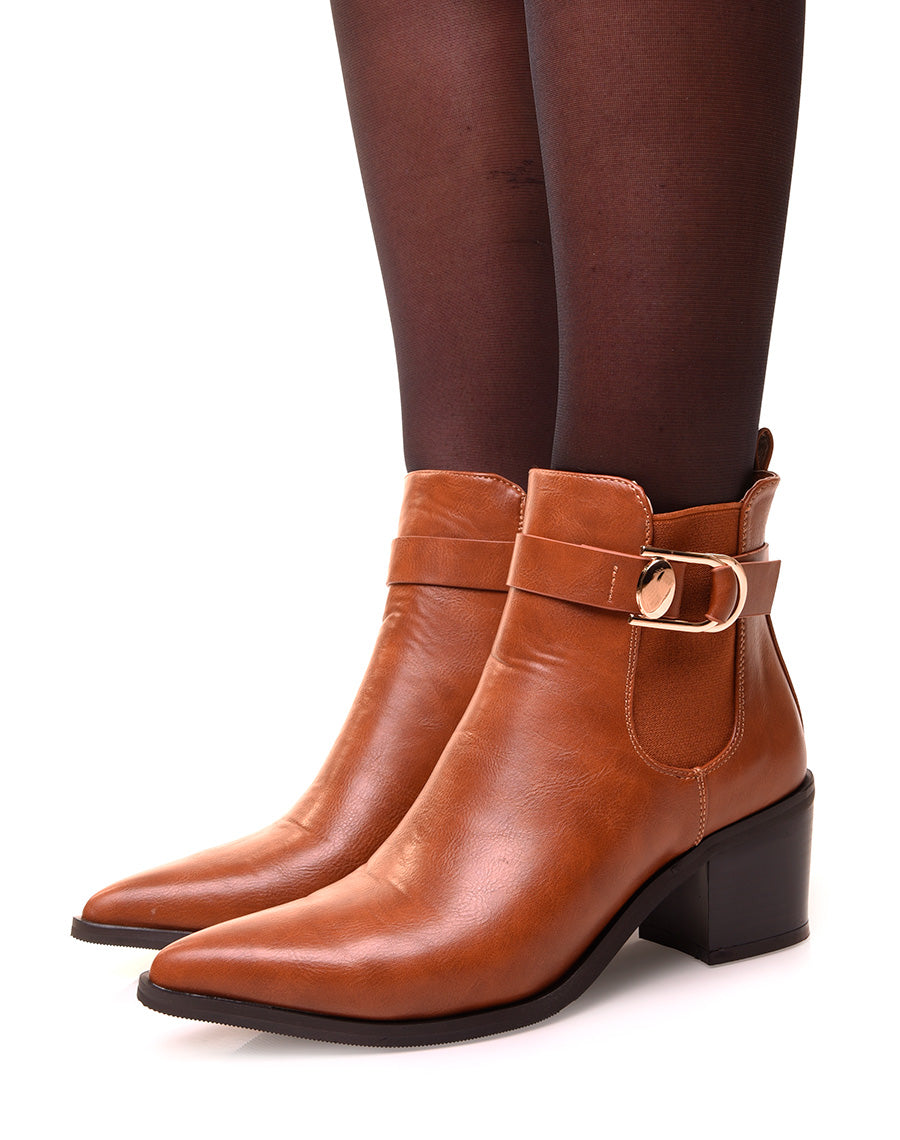 Bottines camel à talons et à bout pointu ajourées d’une boucle