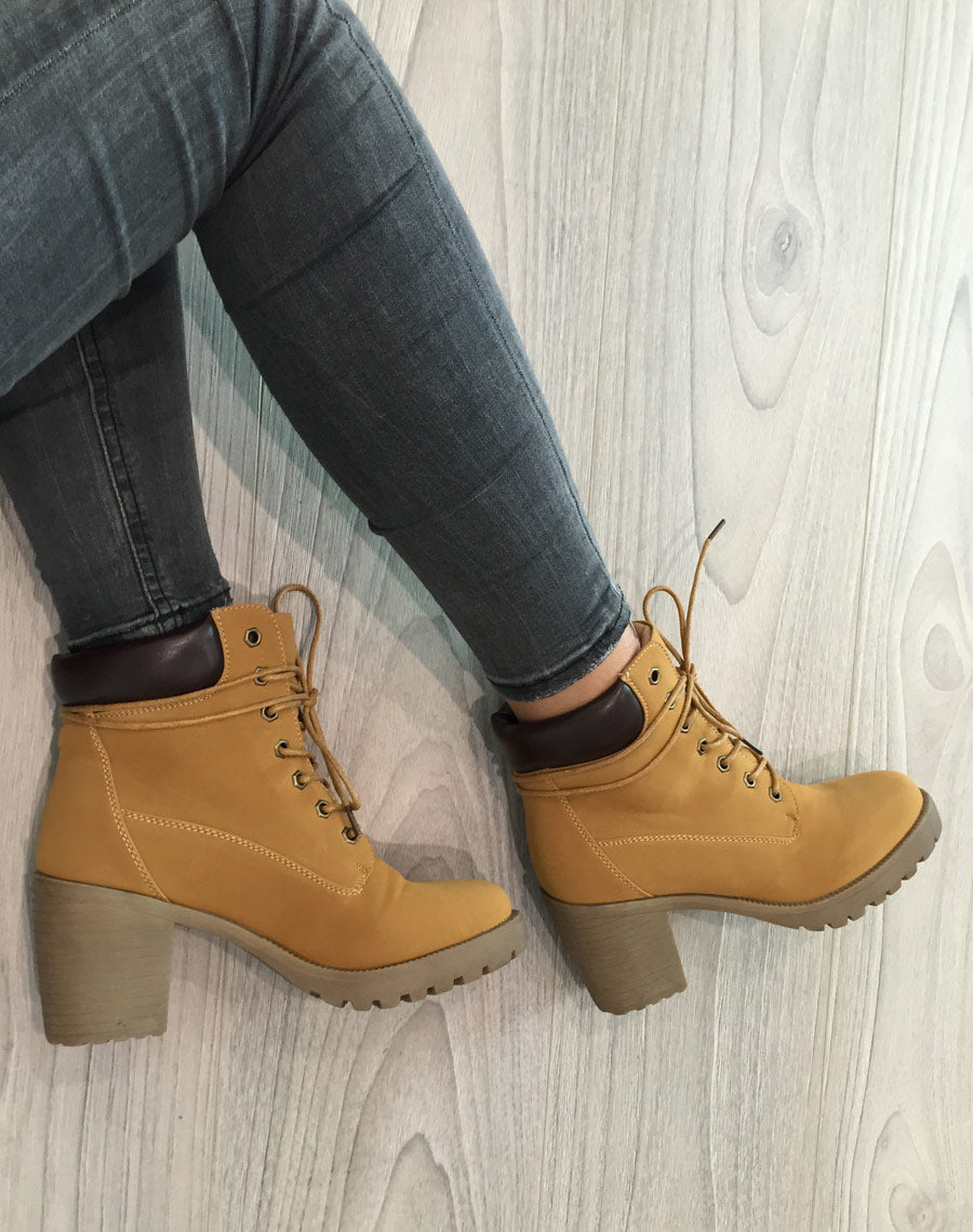 Bottines camel talons à lacets