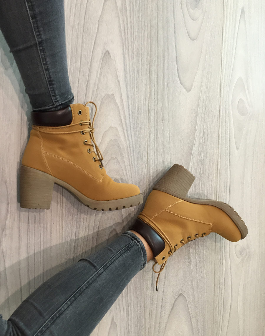 Bottines camel talons à lacets