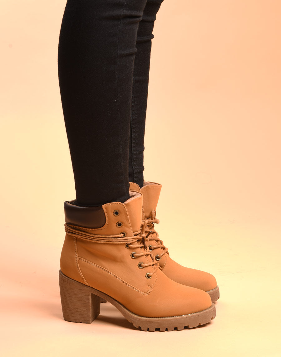 Bottines camel talons à lacets