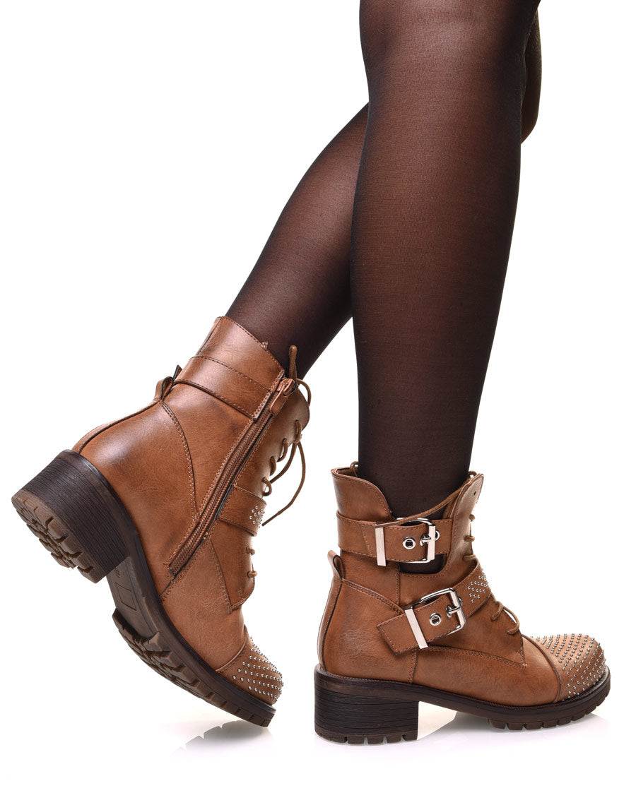 Bottines camelles ajourées à lacets et lanières ornées