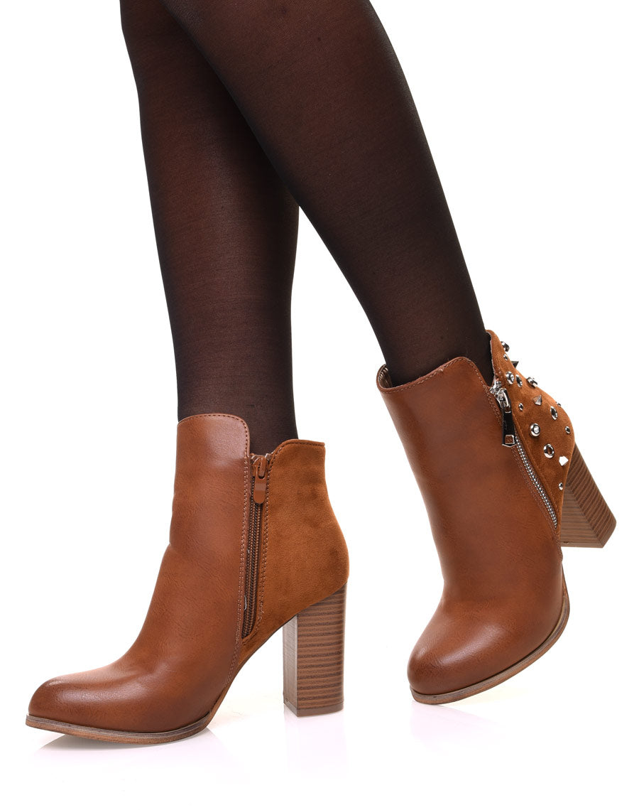 Bottines camelles bi matières à talons et détails cloutés