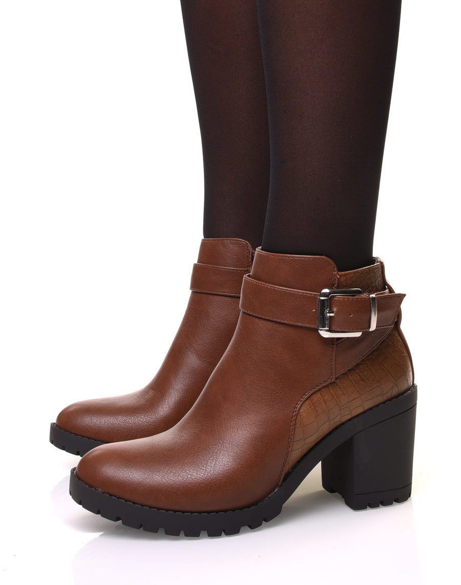 Bottines camelles à talon et détails croco