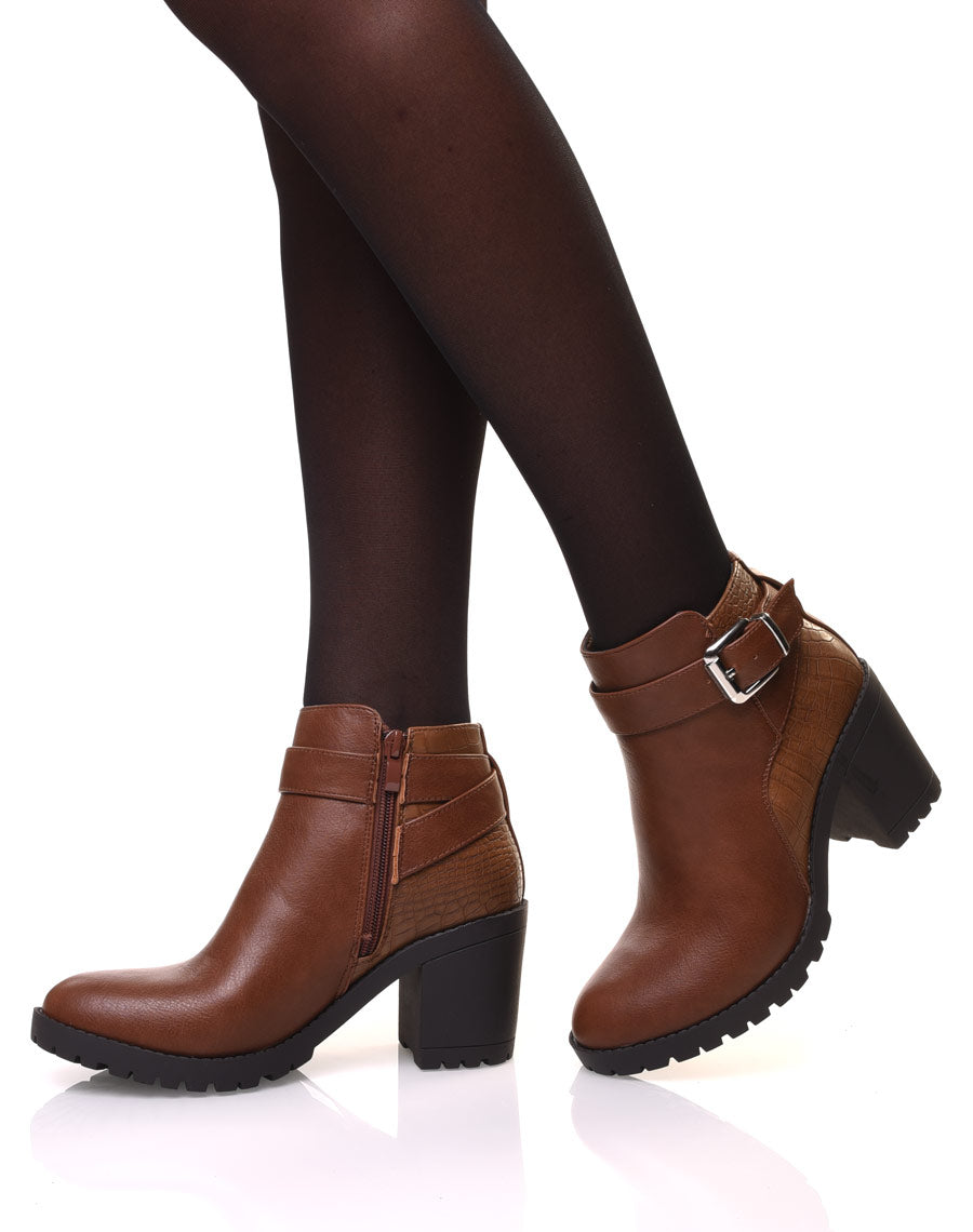 Bottines camelles à talon et détails croco