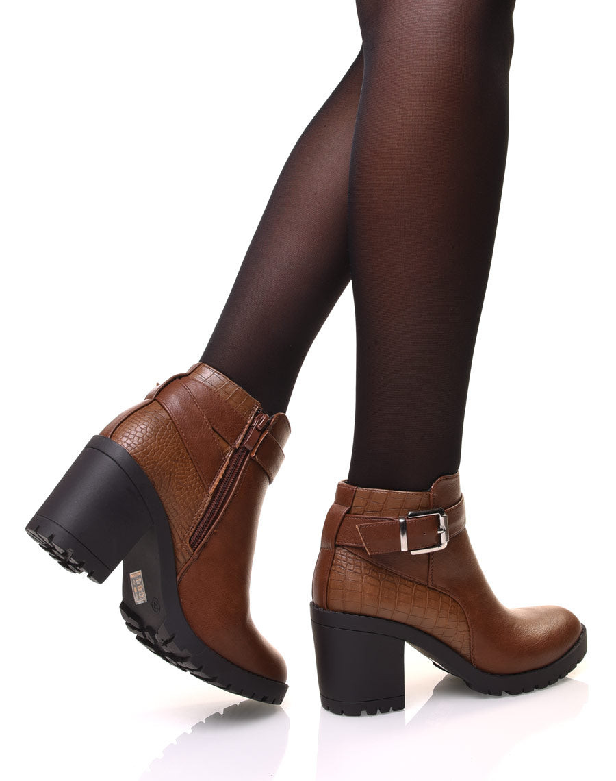 Bottines camelles à talon et détails croco