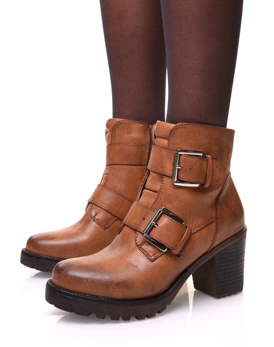 Bottines camelles à talons et sangles