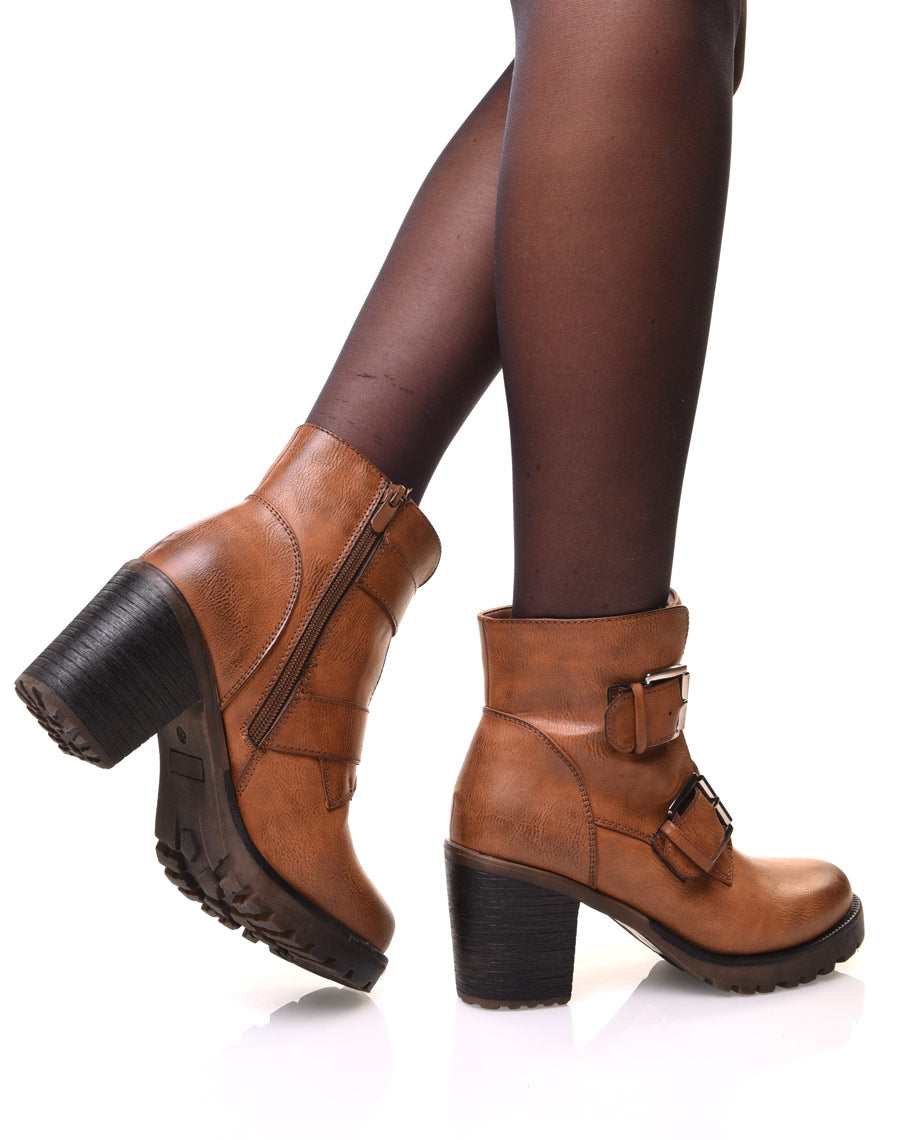 Bottines camelles à talons et sangles