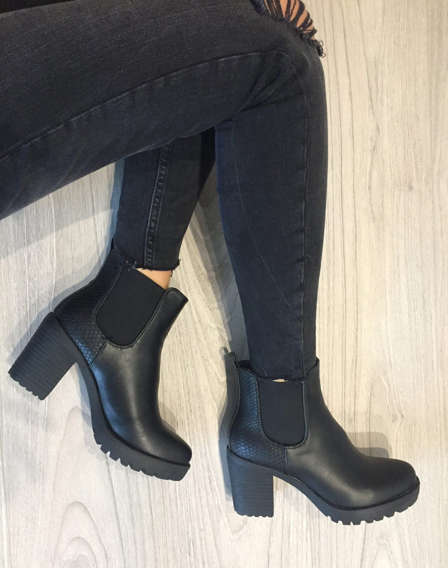 Bottines crantées noires imprimés python  