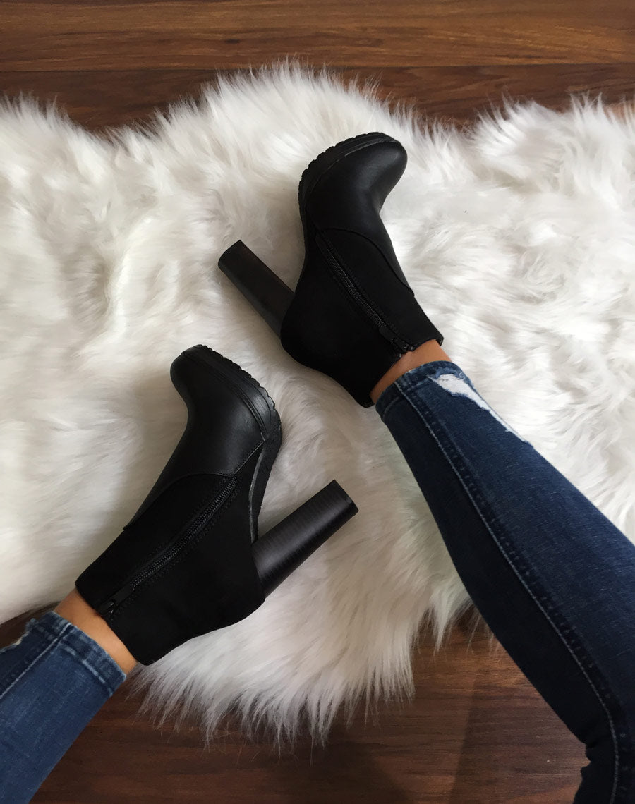 Bottines crantées noires à talons hauts