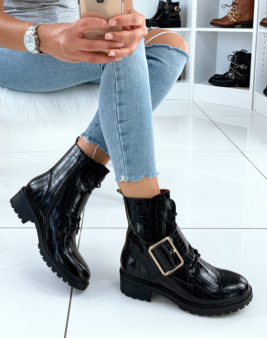 Bottines effet croco noires vernies à lacets et grosses boucles dorés