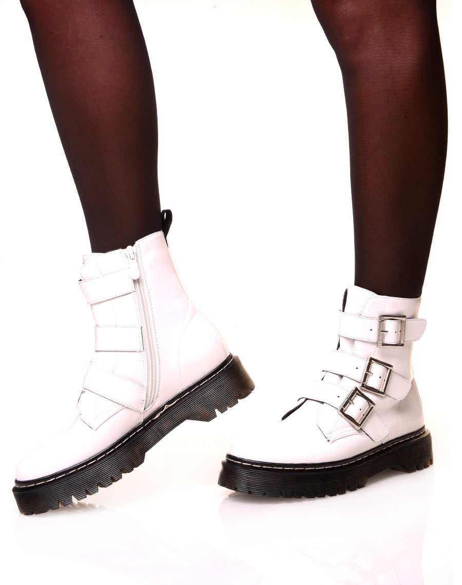 Bottines effet mate blanche à sangles ajustable