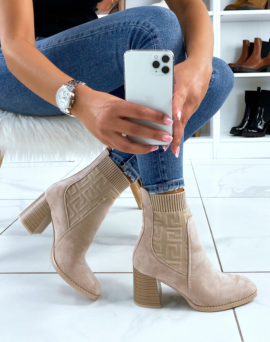 Bottines en suédine beige effet chaussette à talon
