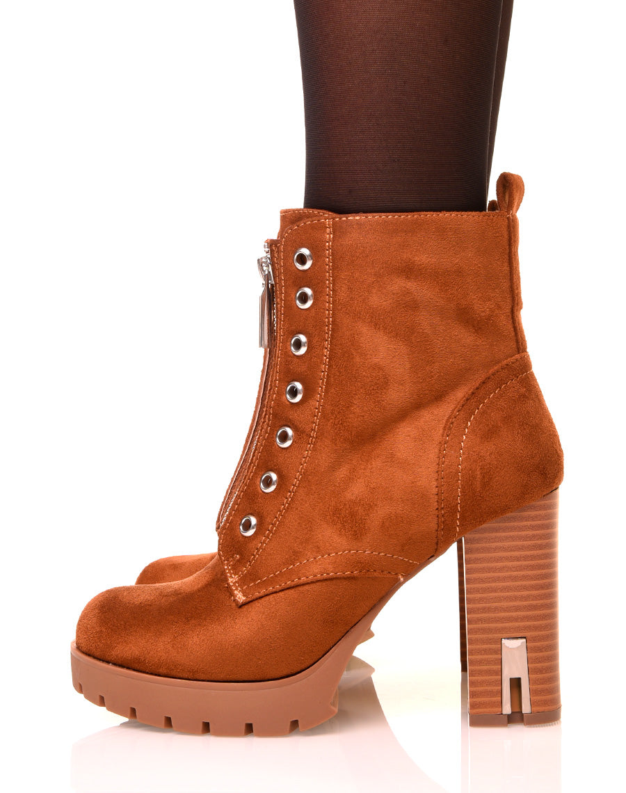 Bottines en suédine camelles à talons hauts