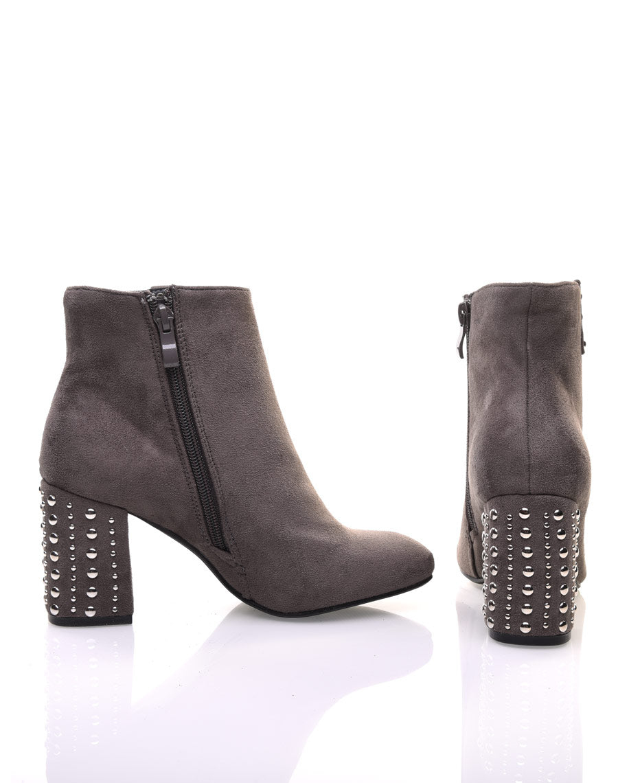 Bottines en suédine grises à talons cloutés 