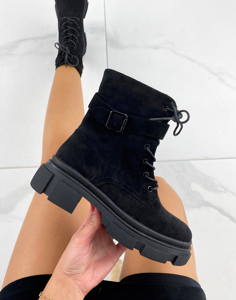 Bottines en suédine noires lacées à lanière et semelle crantée