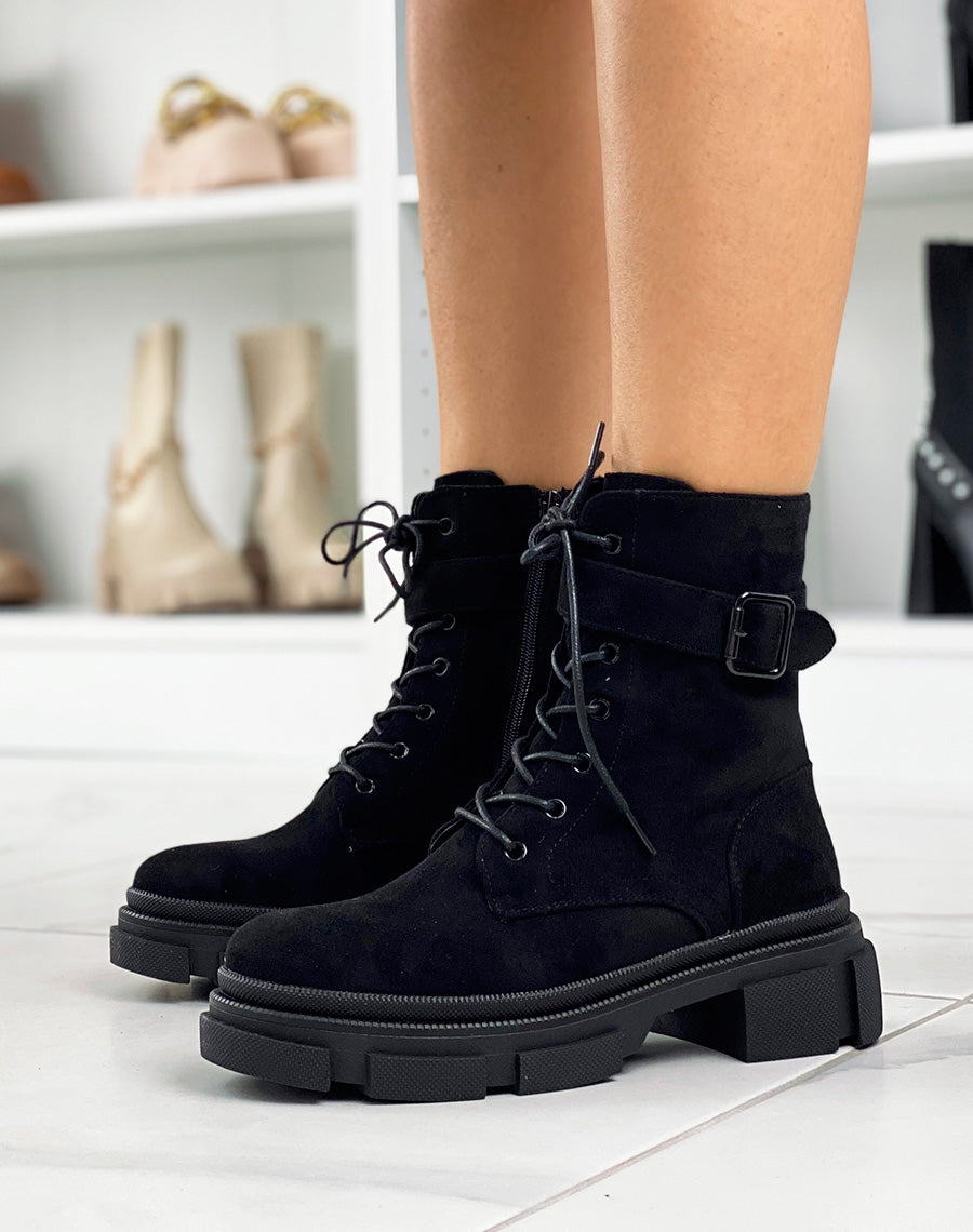 Bottines en suédine noires lacées à lanière et semelle crantée