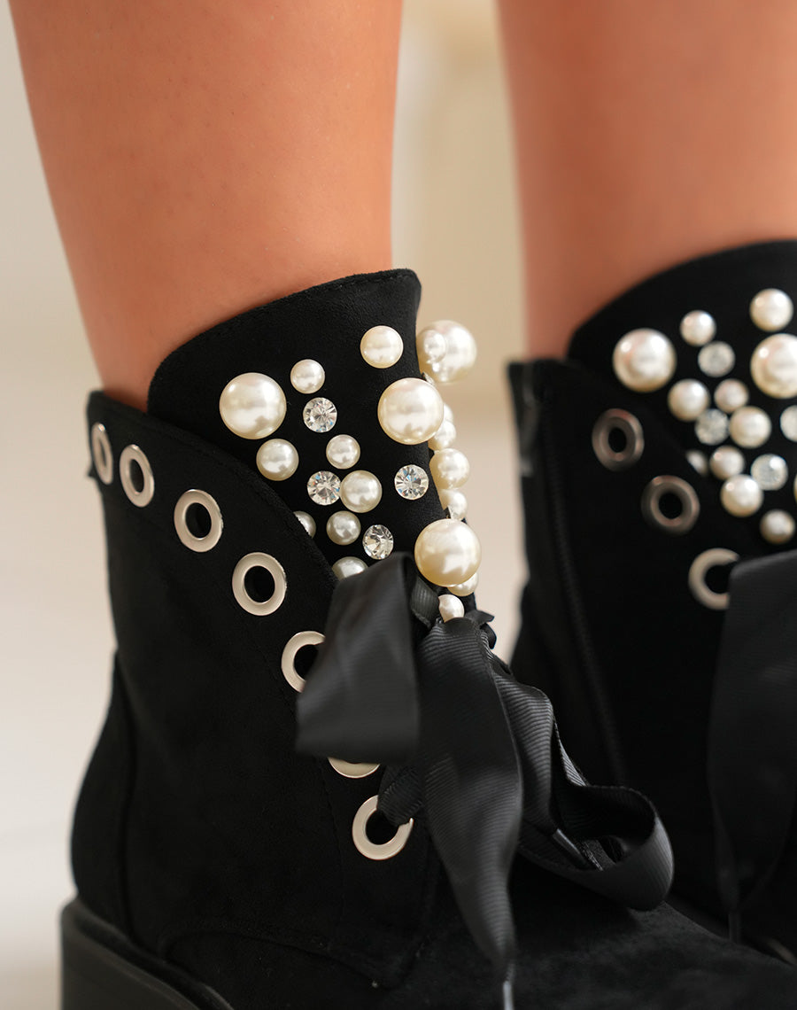 BOTTINES EN SUÉDINE NOIRES À LACETS ÉPAIS ET AJOURÉES DE PERLES