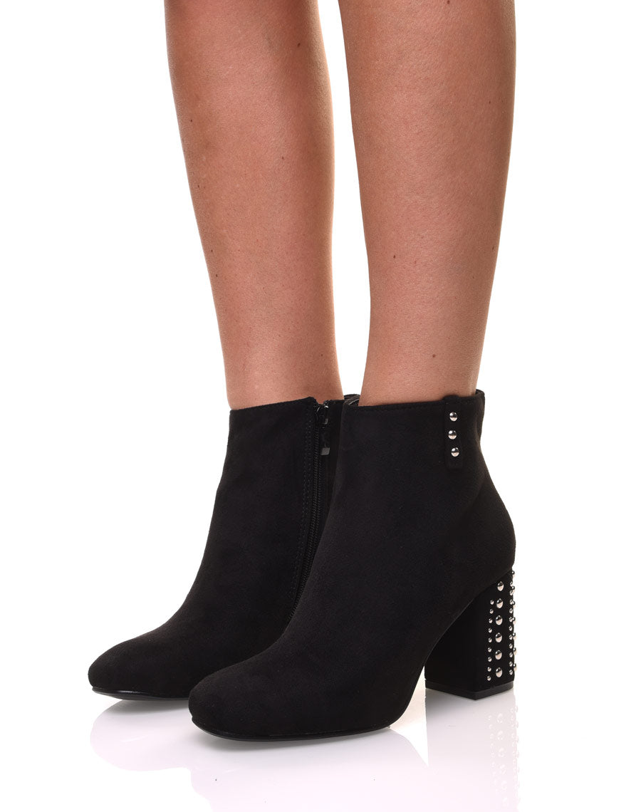 Bottines en suédine noires à talons cloutés 