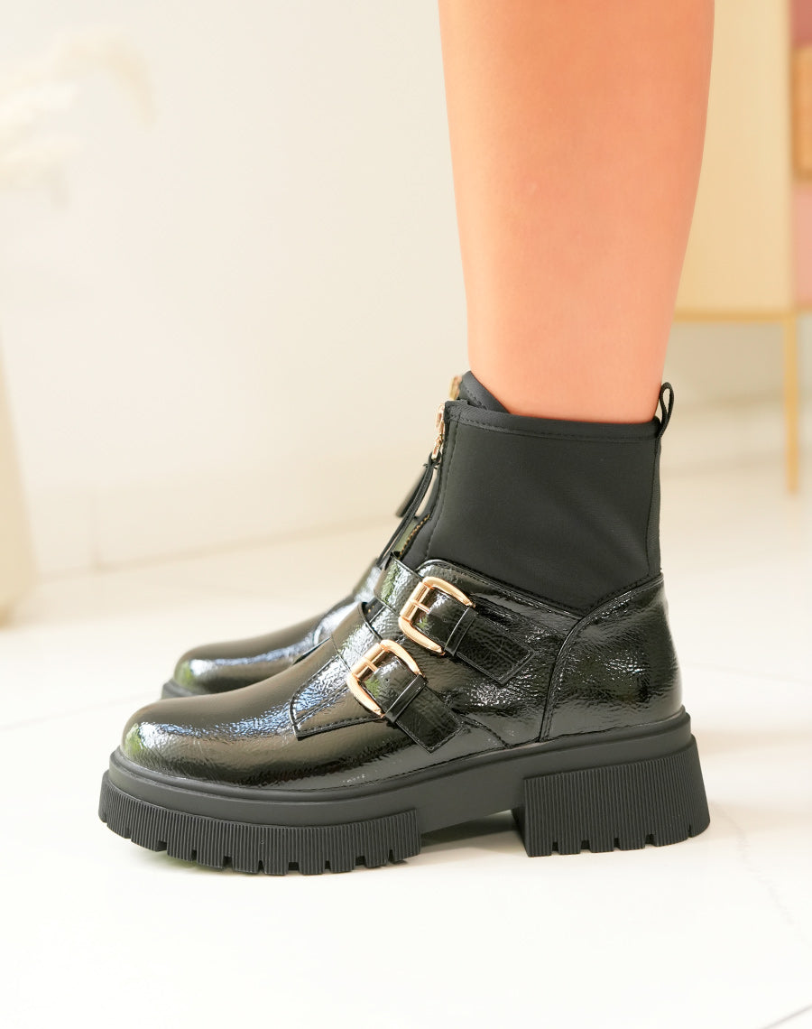 BOTTINES EN VINYLE NOIR : AUDACE ET RAFFINEMENT