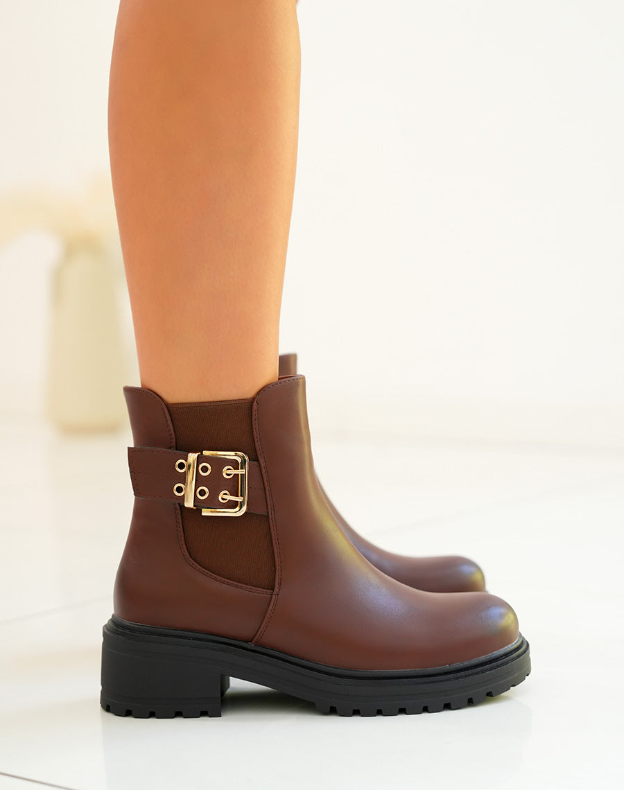 Bottines femme camel avec lanière dorée et semelle crantée