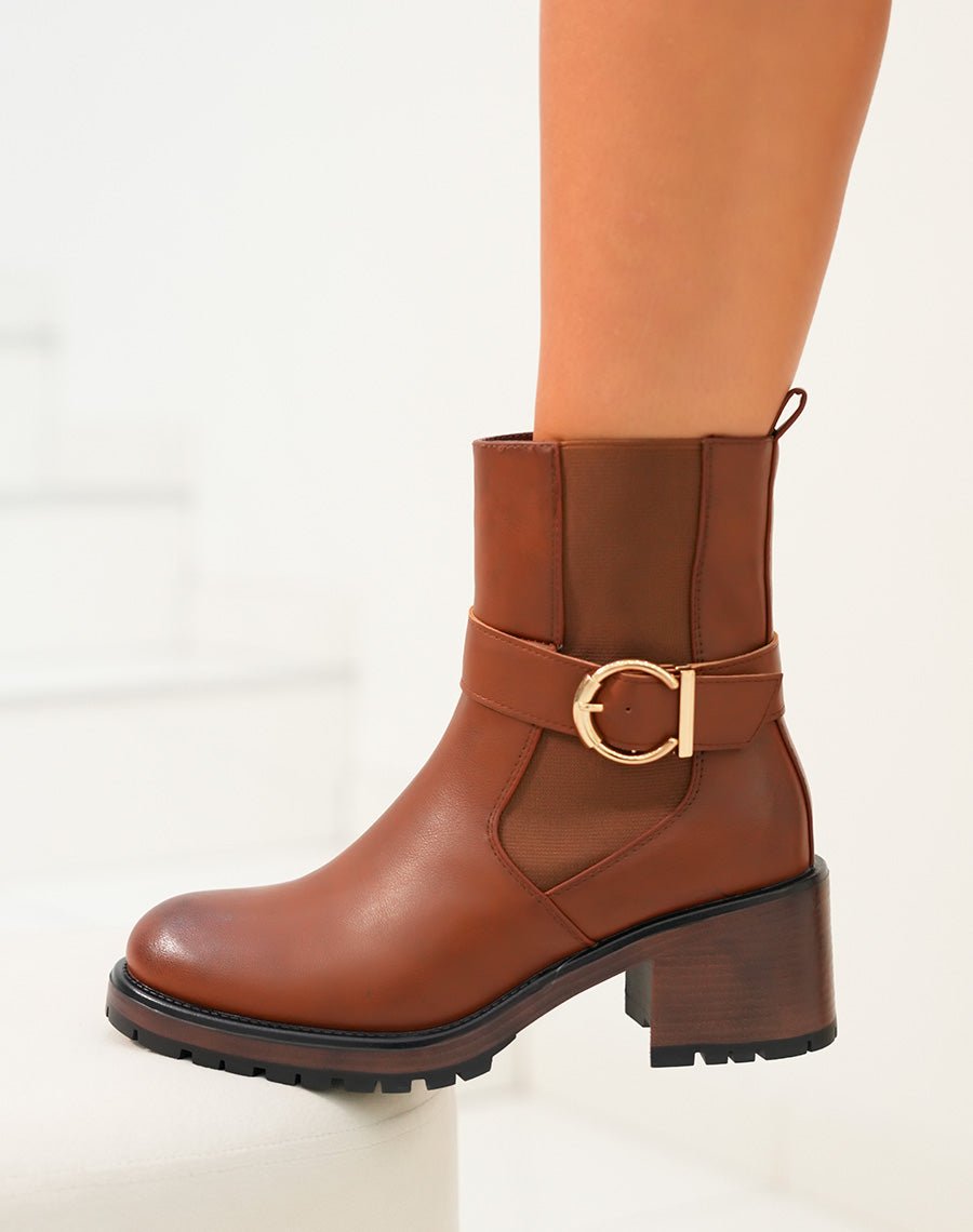 Bottines femme camel avec lanière et boucle dorée