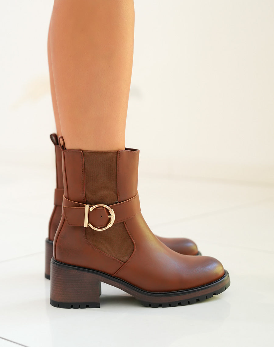 Bottines femme camel avec lanière et boucle dorée