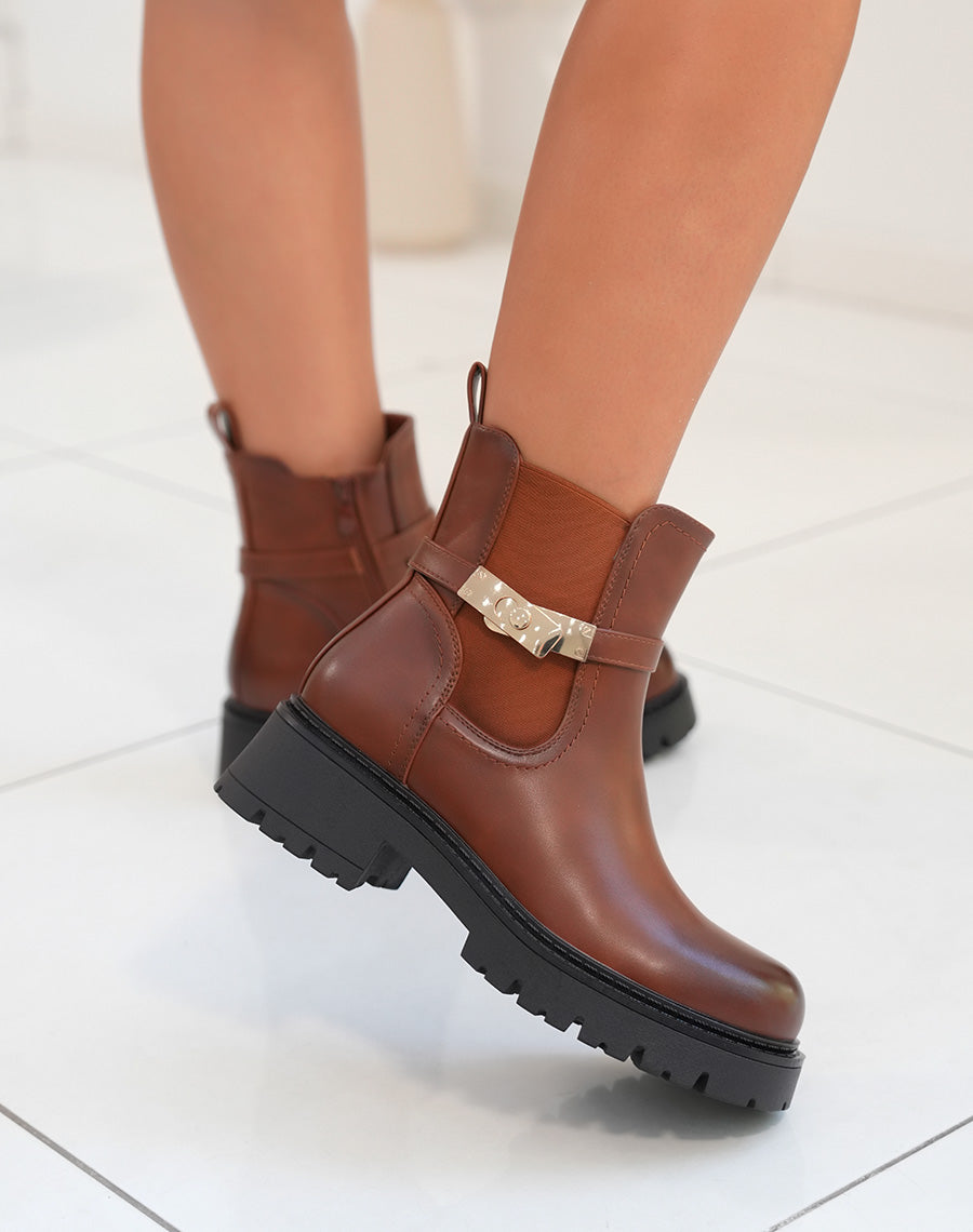 Bottines femme camel avec sangle dorée et semelle crantée