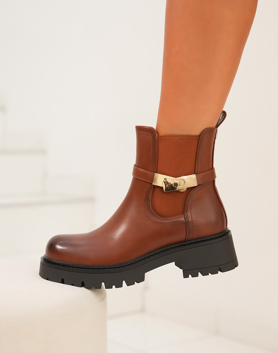 Bottines femme camel avec sangle dorée et semelle crantée