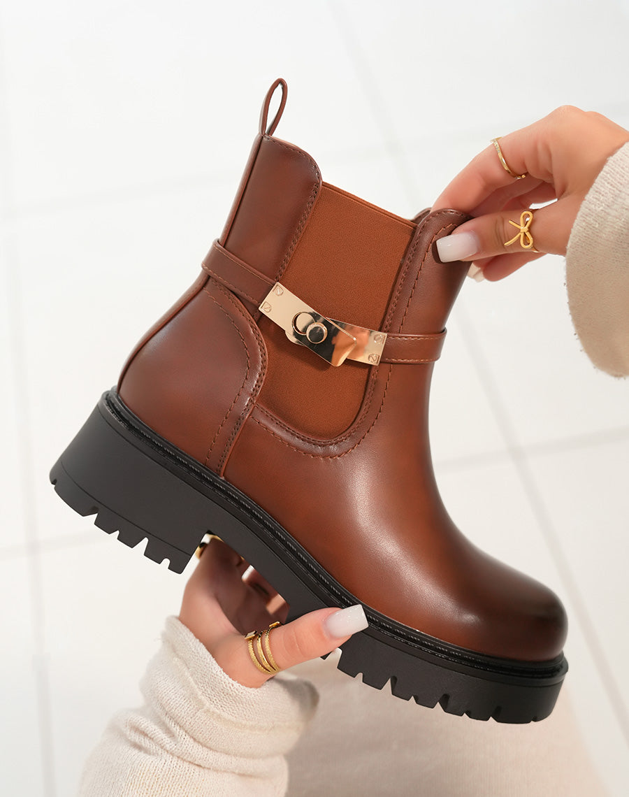 Bottines femme camel avec sangle dorée et semelle crantée