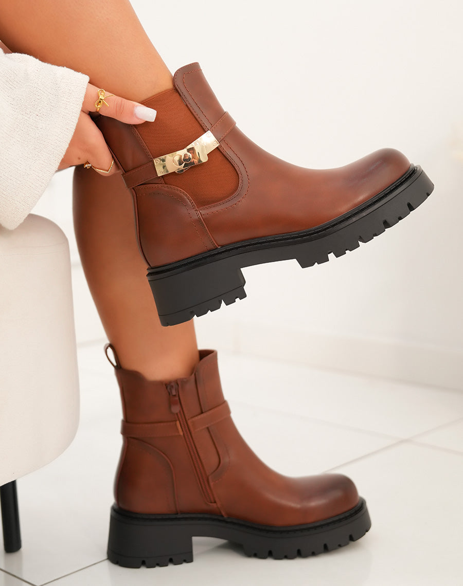 Bottines femme camel avec sangle dorée et semelle crantée