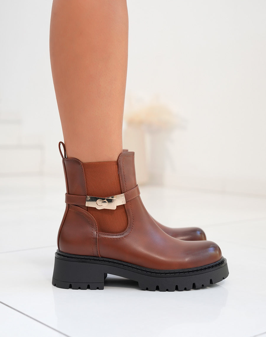 Bottines femme camel avec sangle dorée et semelle crantée