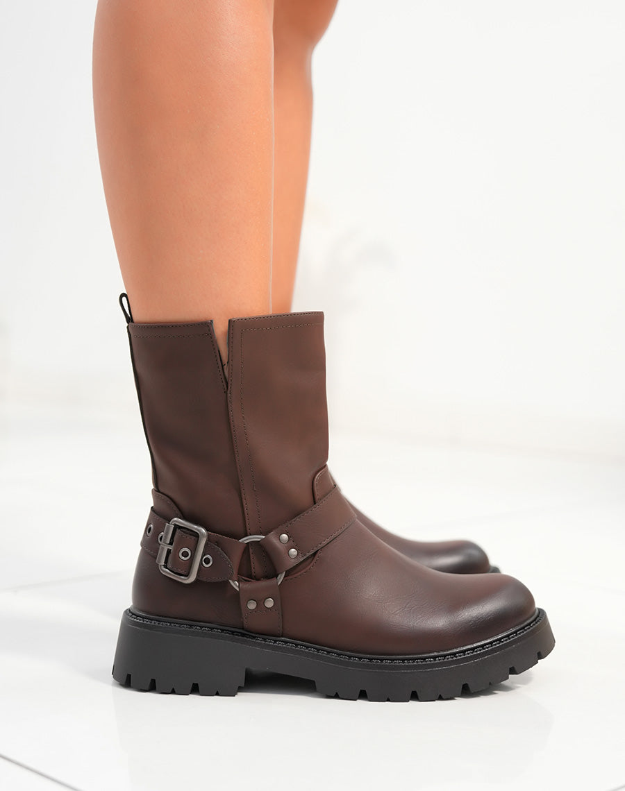 Bottines femme marron avec sangle décorative argentée et semelle crantée