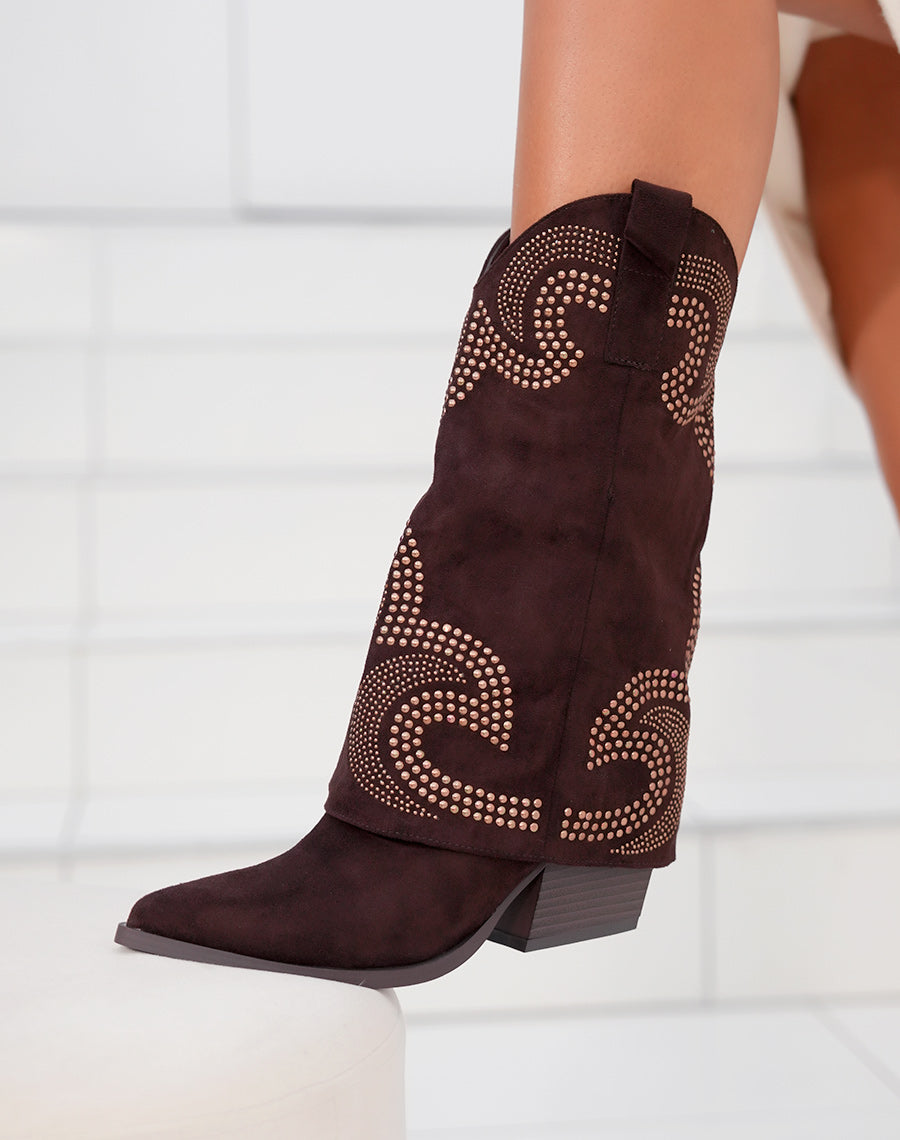 Bottines femme marron en suédine style santiags avec clous dorés et talon épais de 7 cm