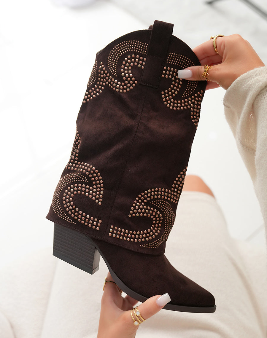 Bottines femme marron en suédine style santiags avec clous dorés et talon épais de 7 cm