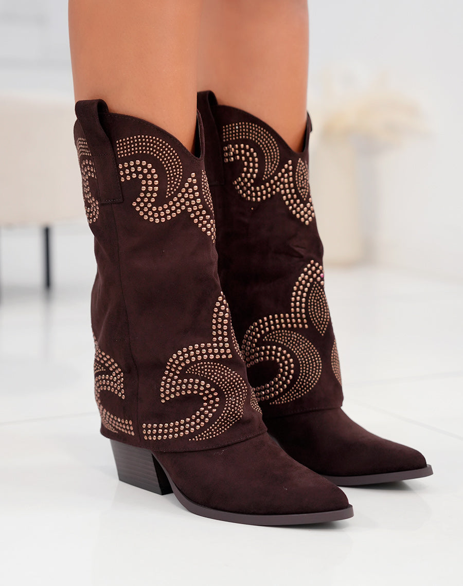 Bottines femme marron en suédine style santiags avec clous dorés et talon épais de 7 cm