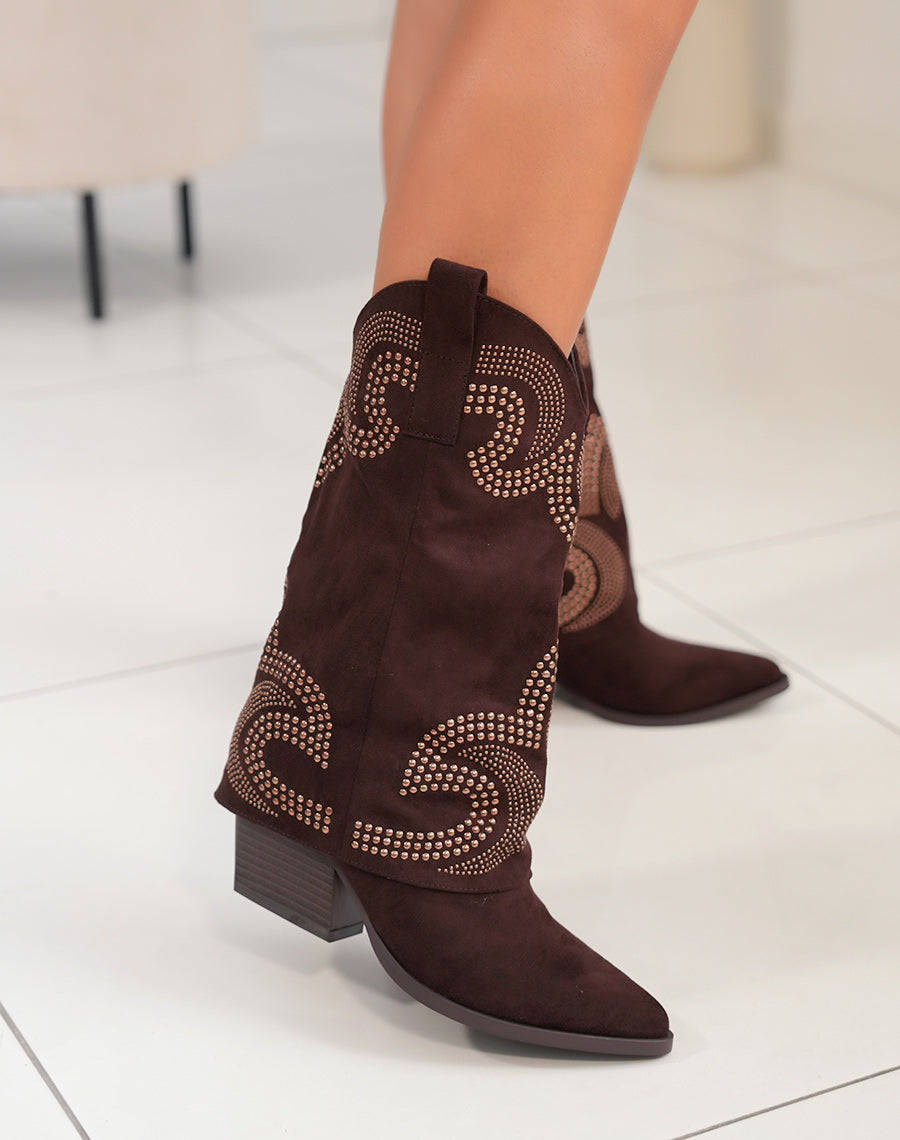 Bottines femme marron en suédine style santiags avec clous dorés et talon épais de 7 cm