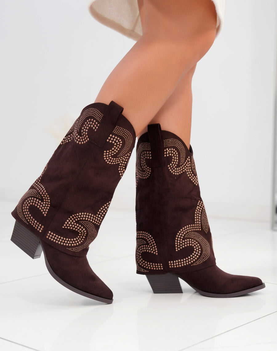 Bottines femme marron en suédine style santiags avec clous dorés et talon épais de 7 cm