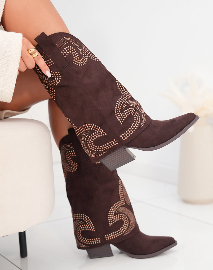 Bottines femme marron en suédine style santiags avec clous dorés et talon épais de 7 cm