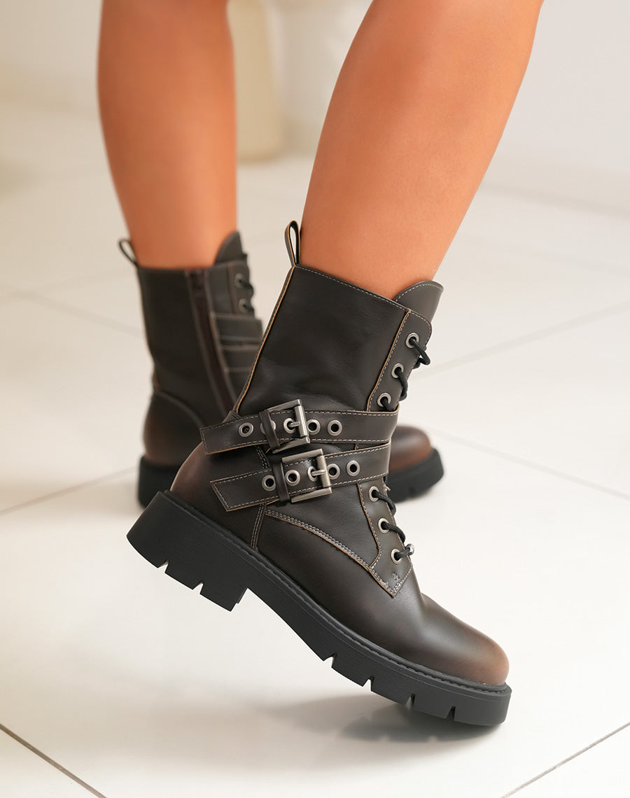 Bottines femme marron à lacets avec sangles argentées et semelle crantée