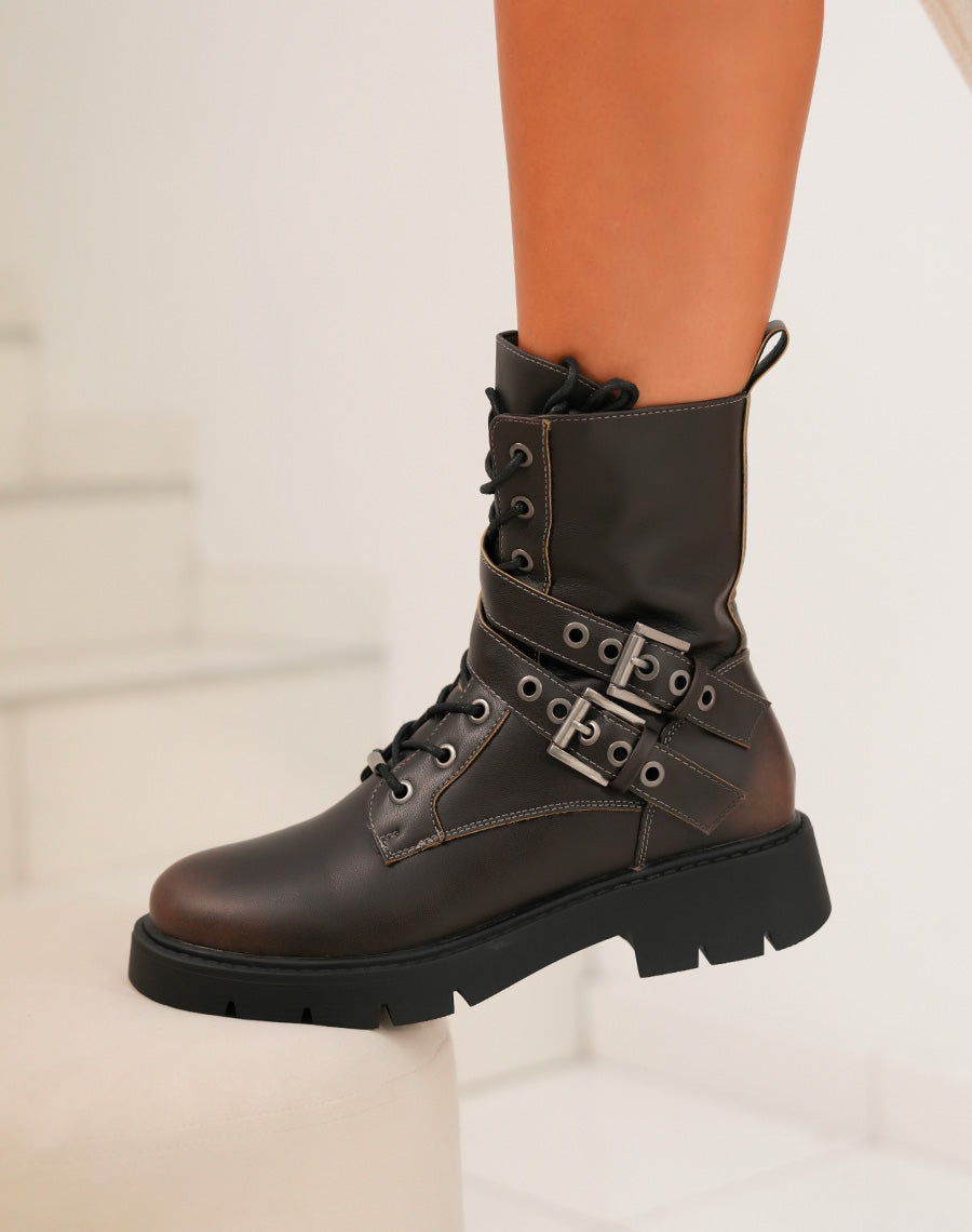 Bottines femme marron à lacets avec sangles argentées et semelle crantée