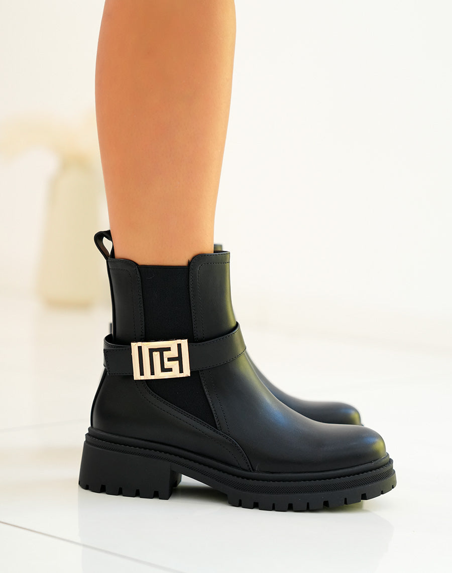 Bottines femme noires avec boucle dorée géométrique et semelle crantée