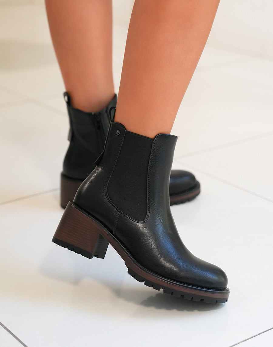 Bottines femme noires élégantes avec semelle marron et détail élastique