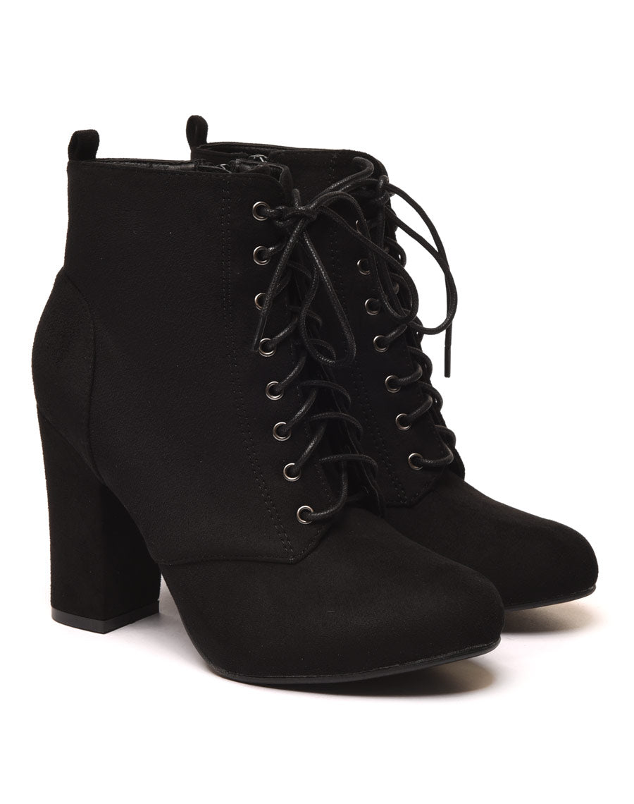 Bottines fourrées noires à talons et lacets