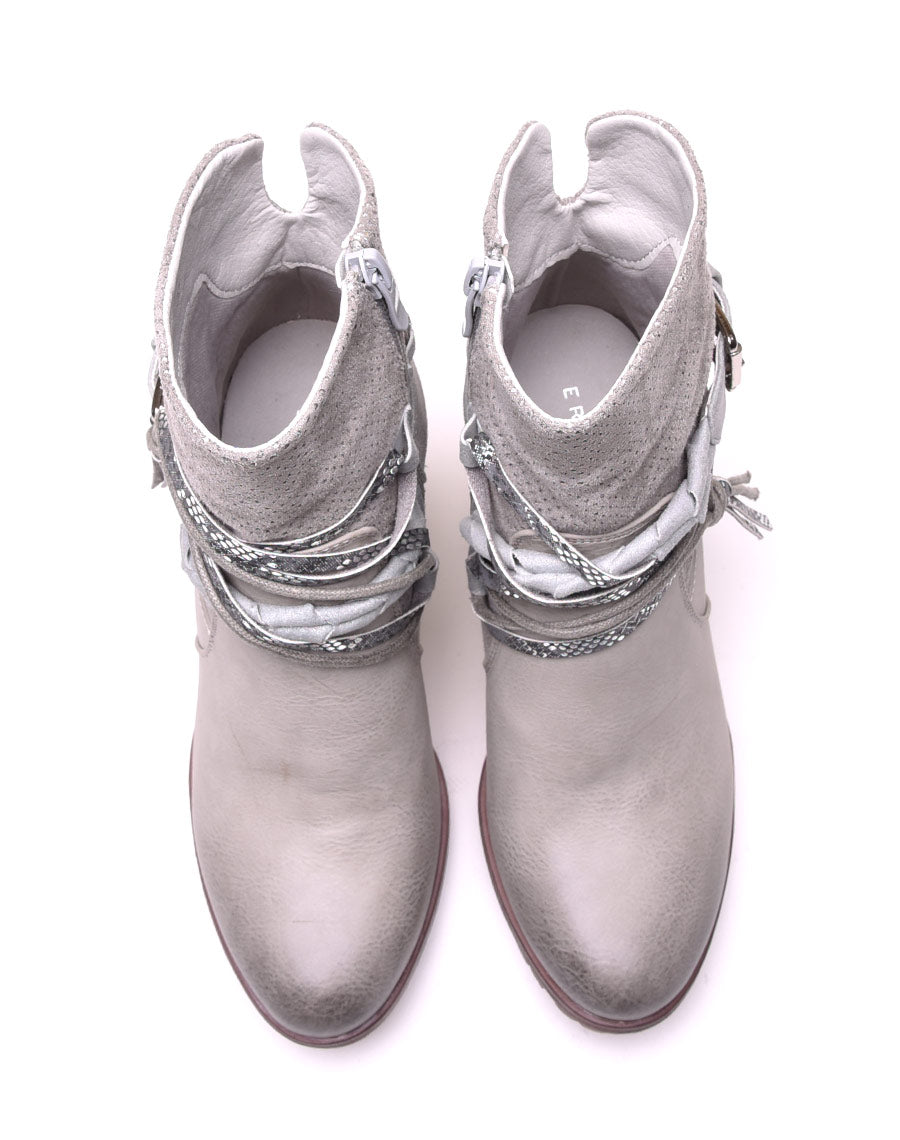 Bottines gris clair bi matières à talons et lanières multiples