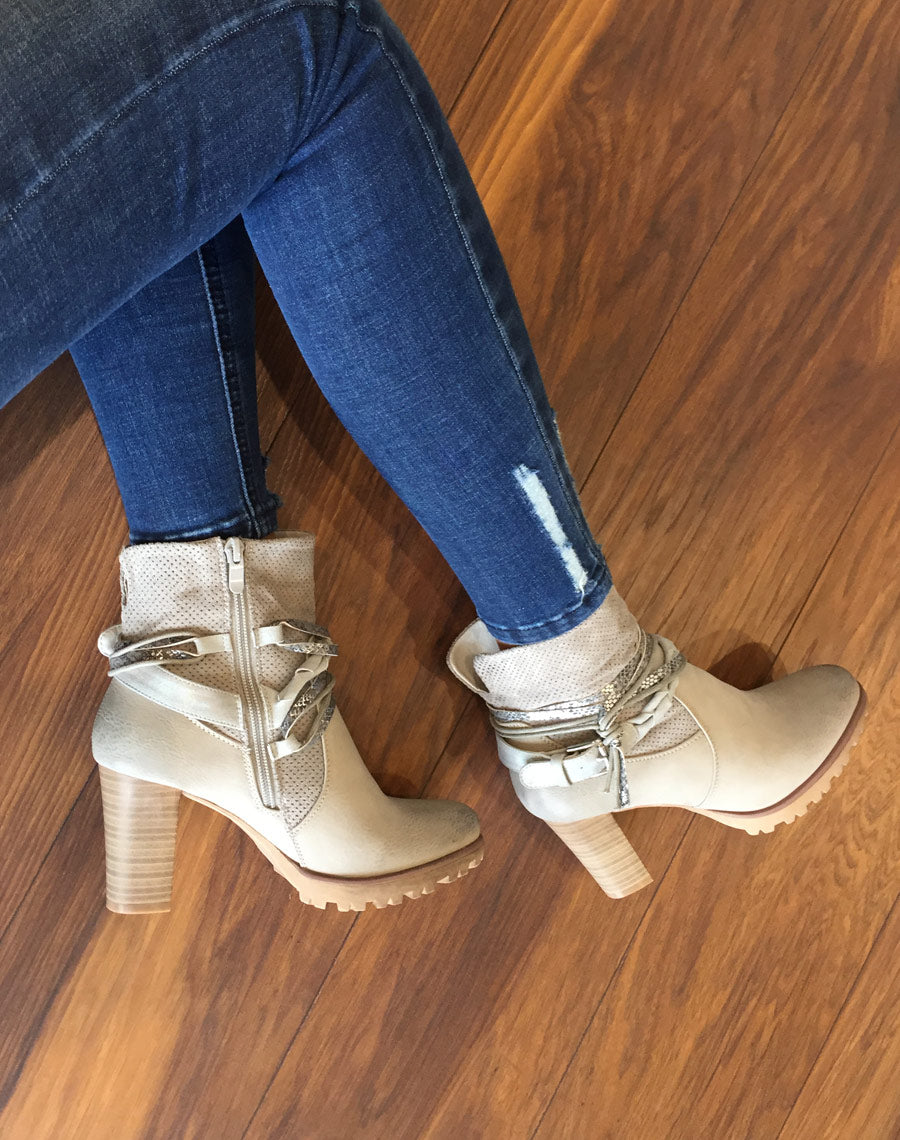 Bottines gris clair bi matières à talons et lanières multiples