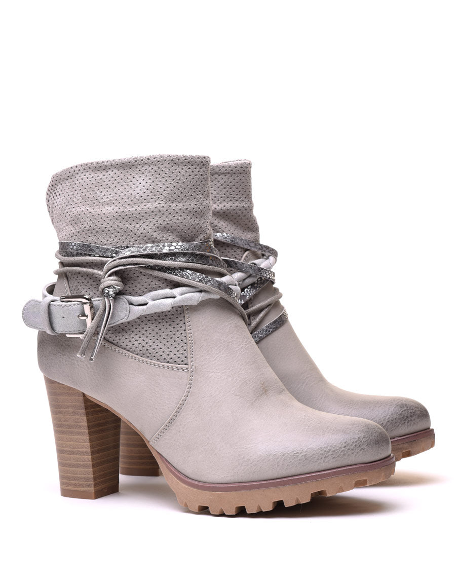 Bottines gris clair bi matières à talons et lanières multiples