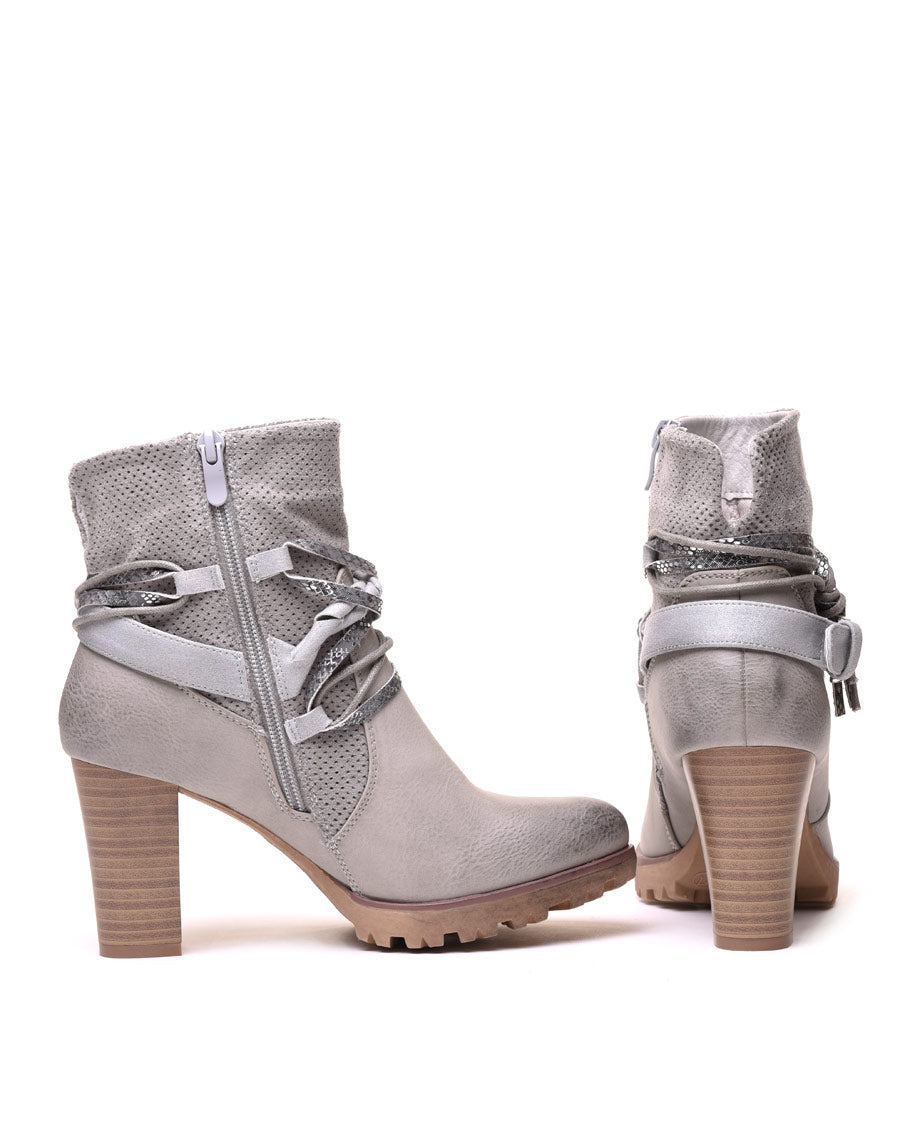 Bottines gris clair bi matières à talons et lanières multiples