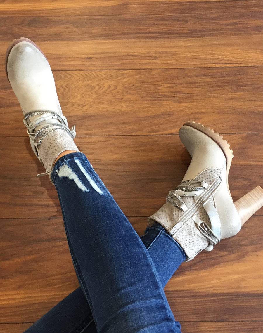 Bottines gris clair bi matières à talons et lanières multiples