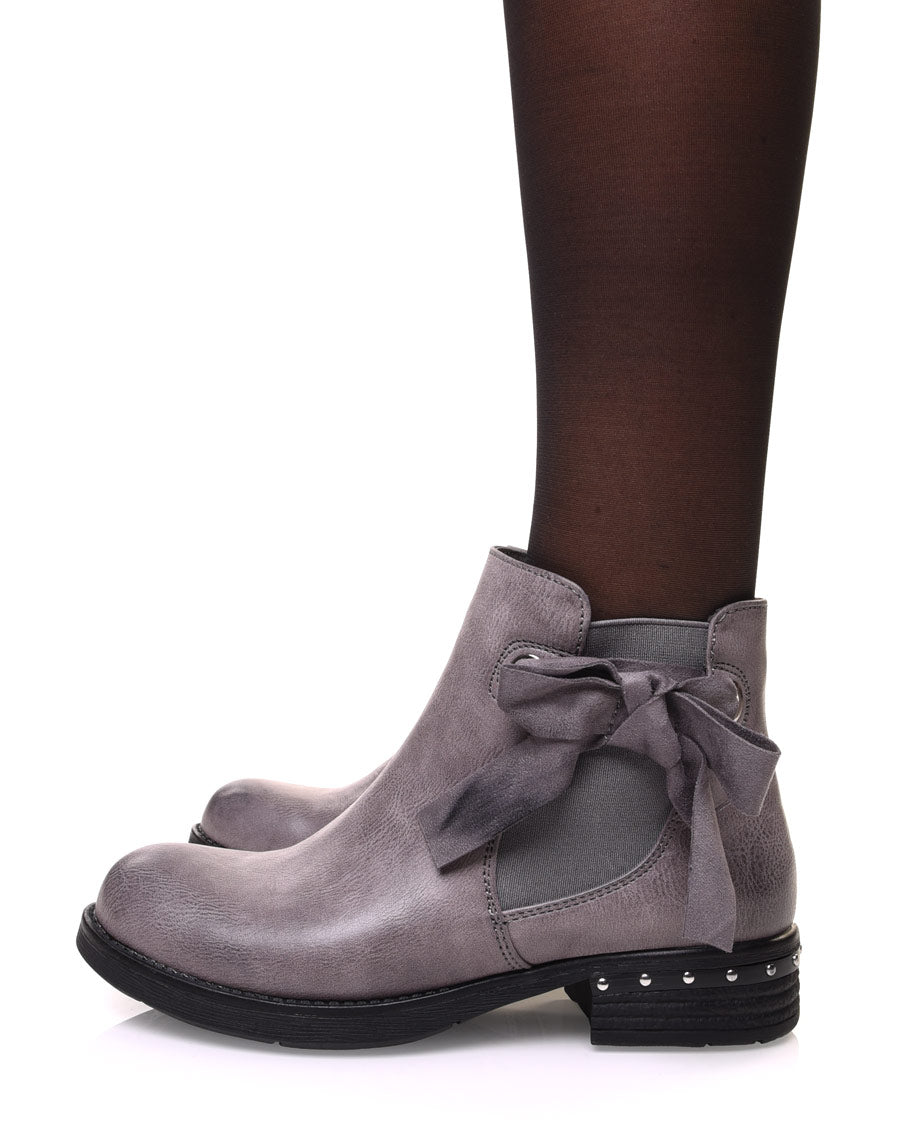 Bottines grise à noeud et oeillets